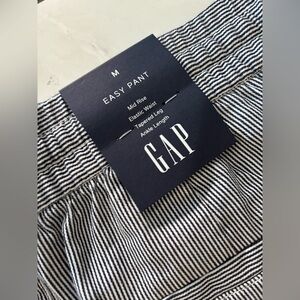 Brand new/new worn- GAP mid-rise easy pant